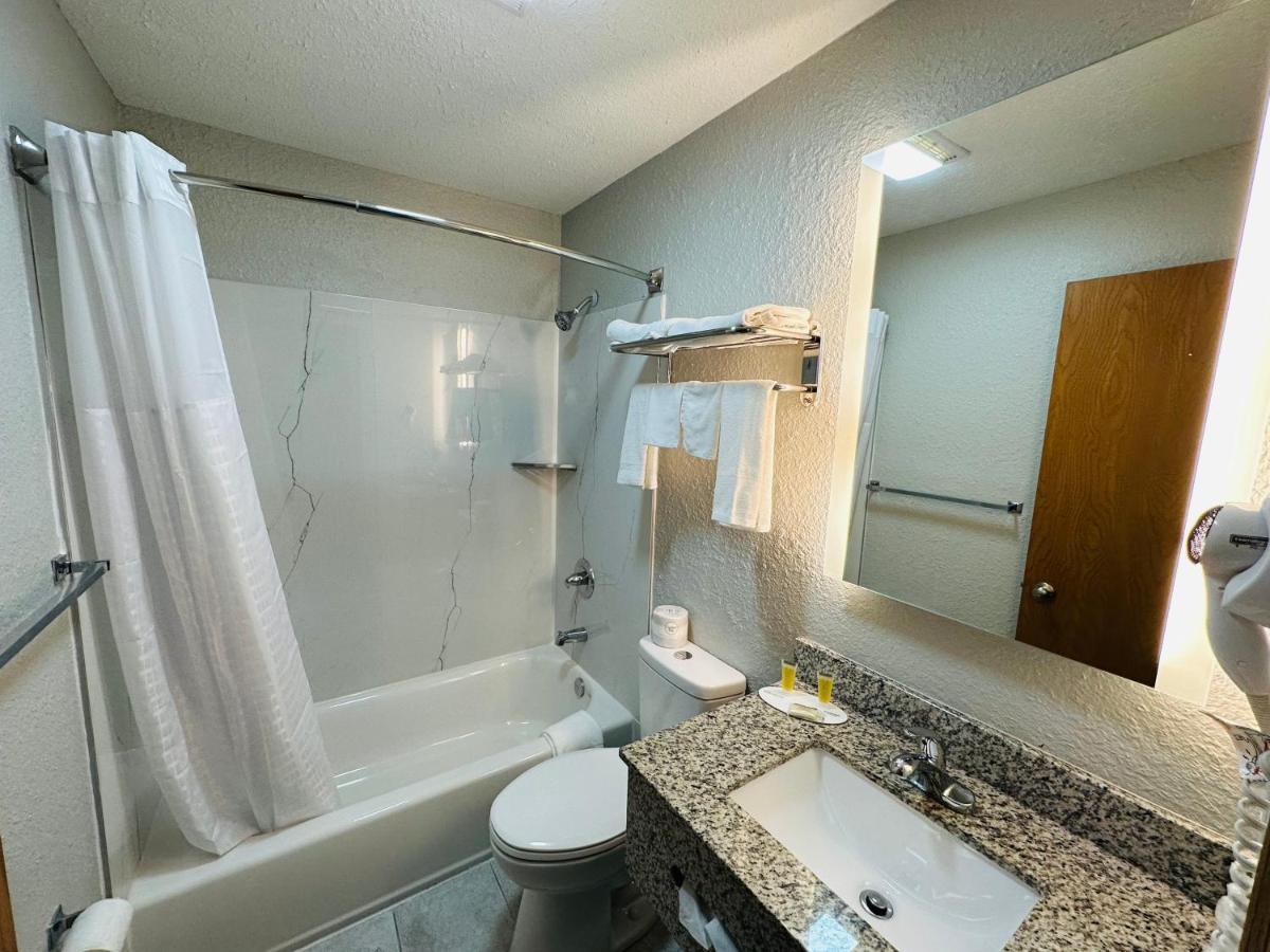 Queen Room - Mobility Access/Non-Smoking