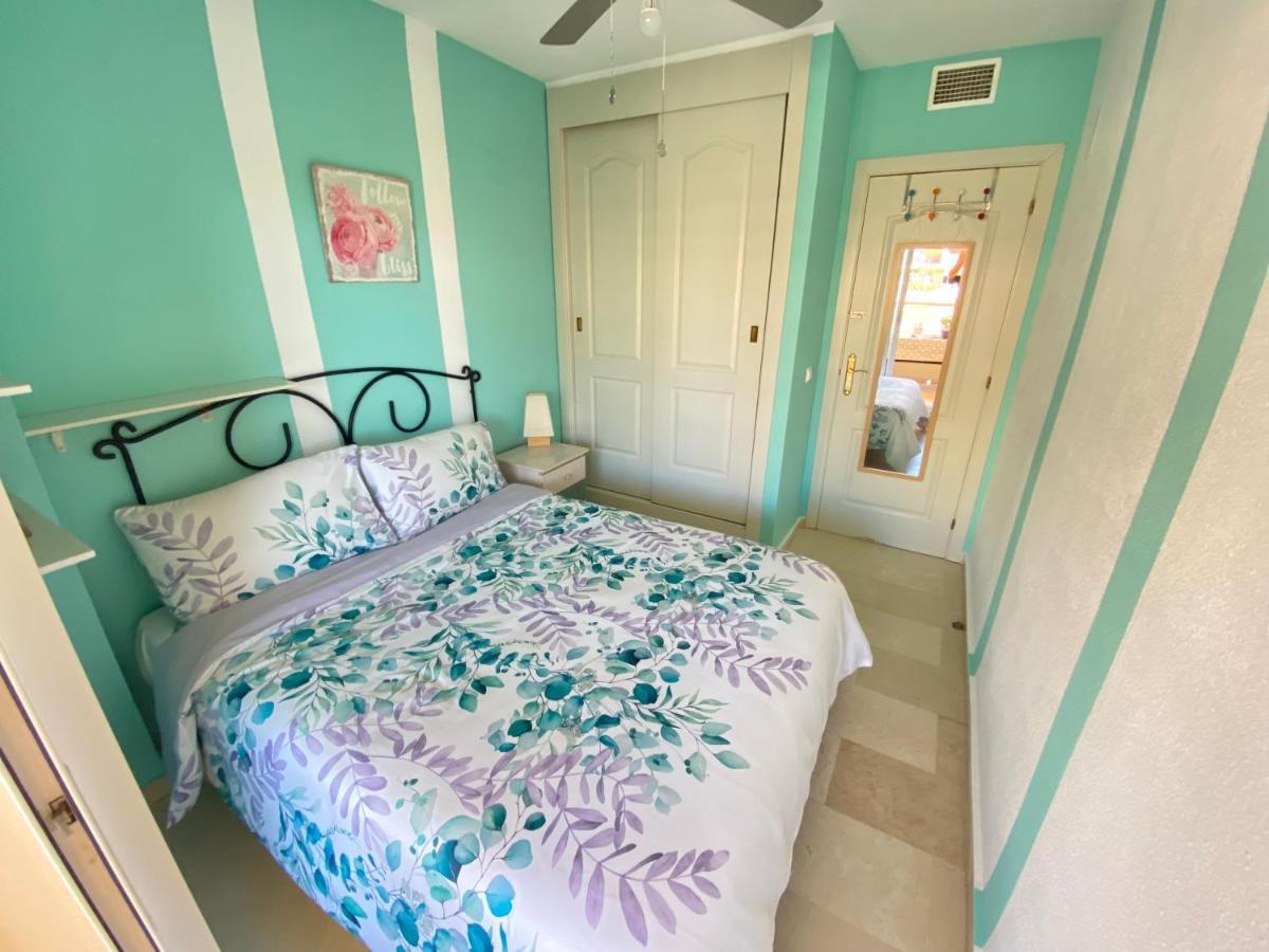 Habitación con cama grande y balcón