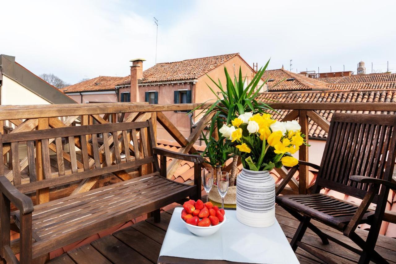 Apartamento Superior com 2 Quartos em 2 Pisos com Terraço