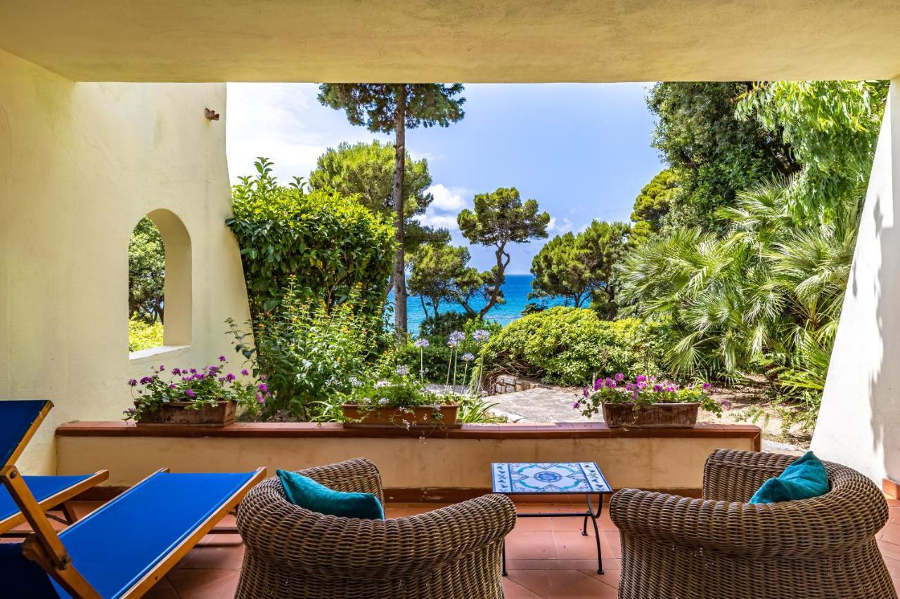 Camera Matrimoniale Giardino con Vista Mare e Patio - Piano Terra