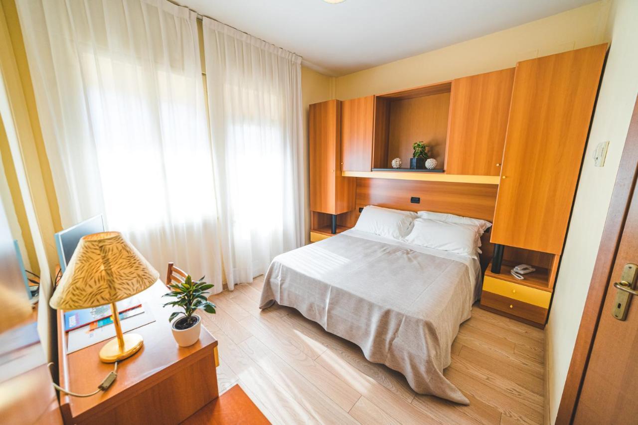 Doppel-/Zweibettzimmer mit Balkon