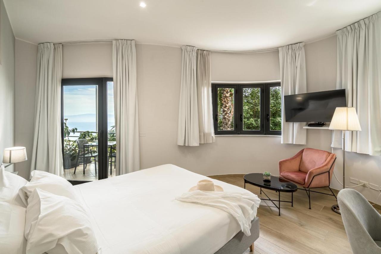 Double Room with Balcony and Partial Sea View,1371079106:JPEG