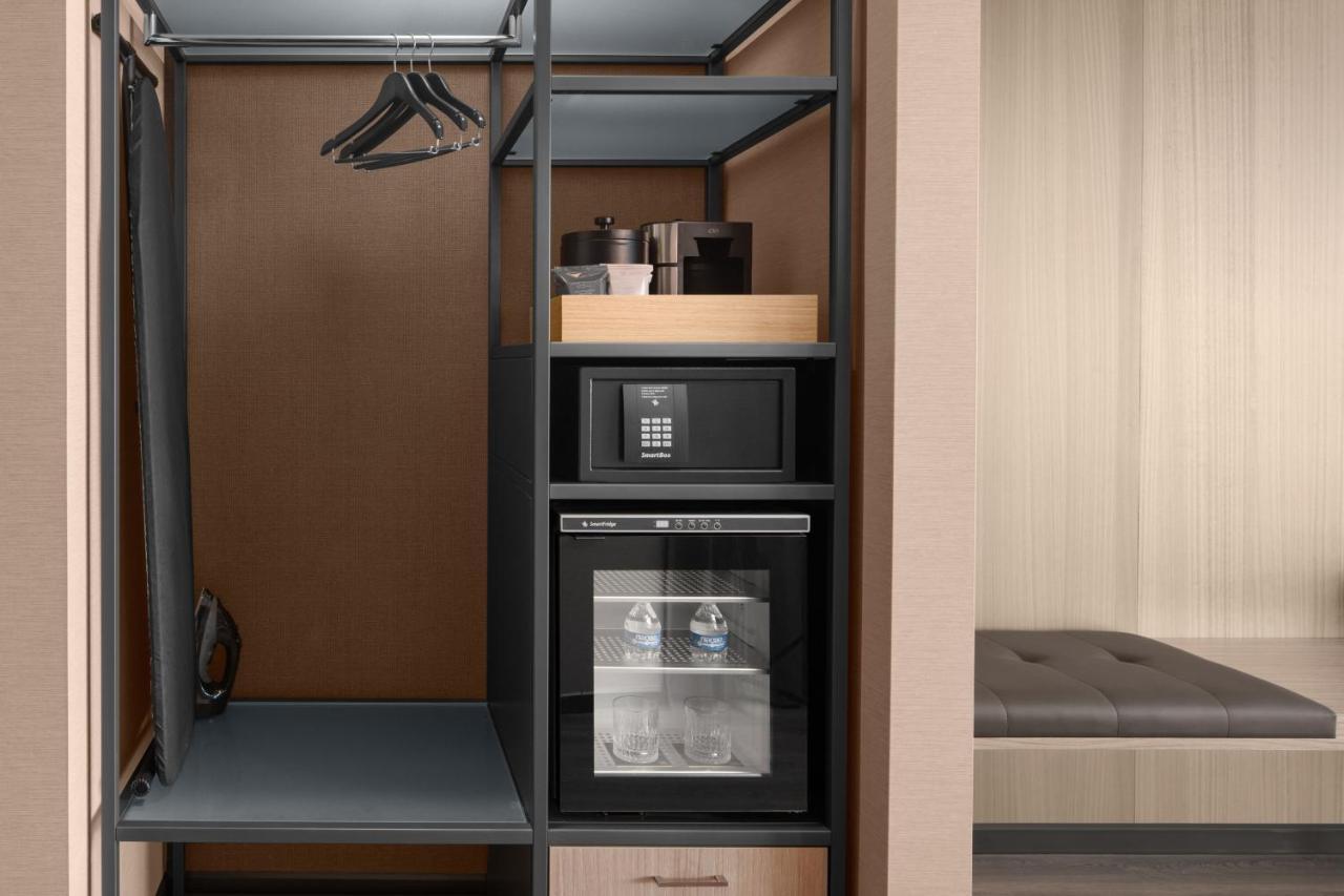King Room with River View, Roll-In Shower and Balcony - Mobility Access