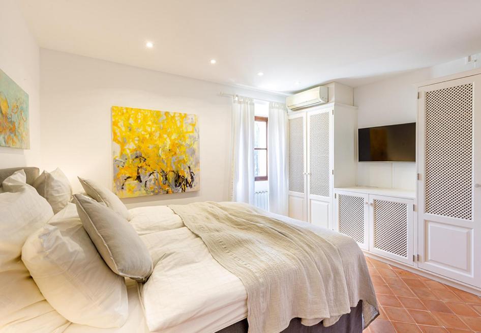 Habitación con cama extragrande y vistas al jardín