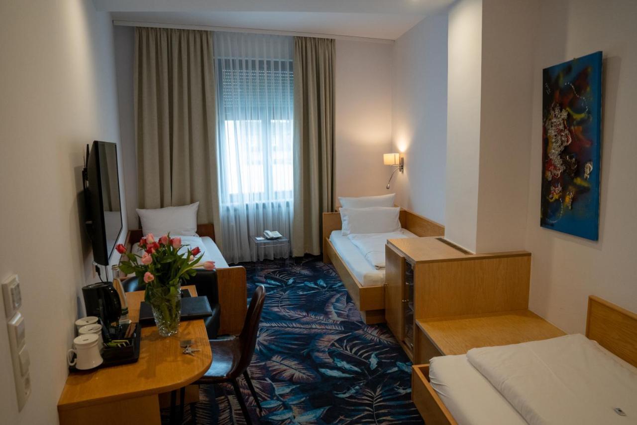 Dreibettzimmer mit Bad
