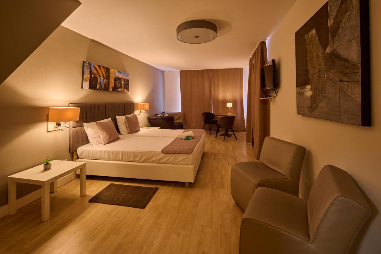 Large Twin Room,1377941840:JPEG