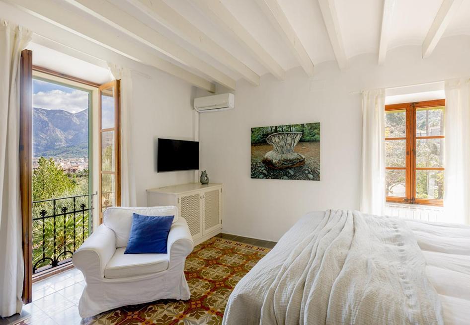 Habitación con cama extragrande y vistas a la montaña