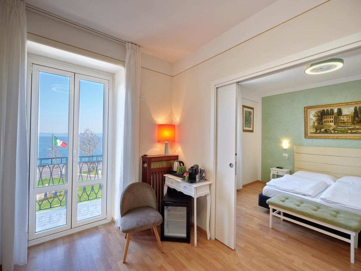Camera Familiare con Balcone e Vista Lago