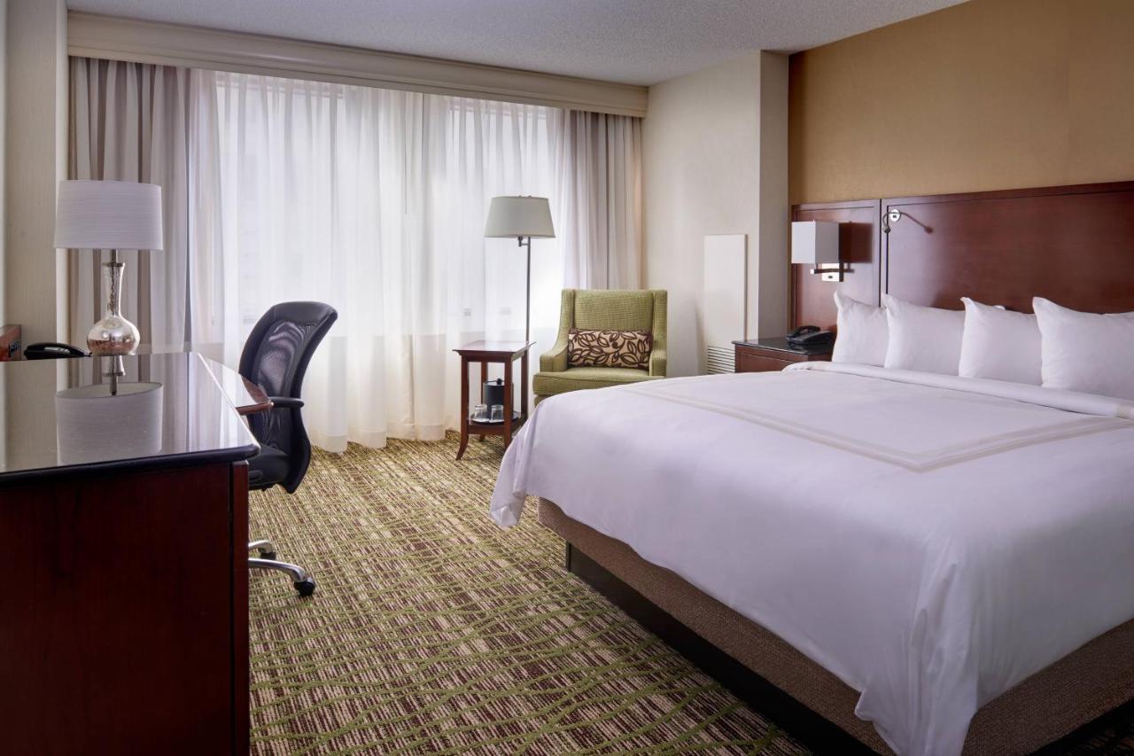 King Room with City View and Roll-in Shower - Mobility Accessible