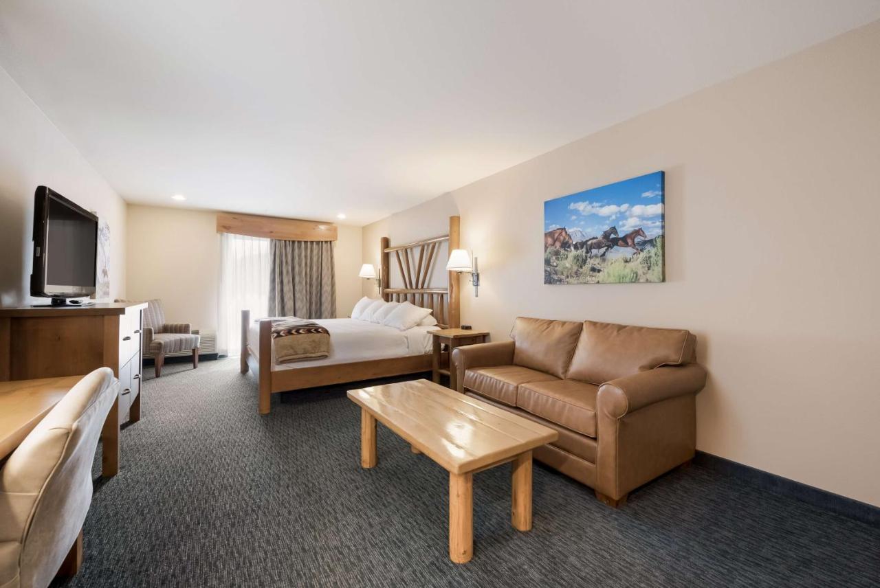 Large King Suite with Balcony - Non-Smoking
