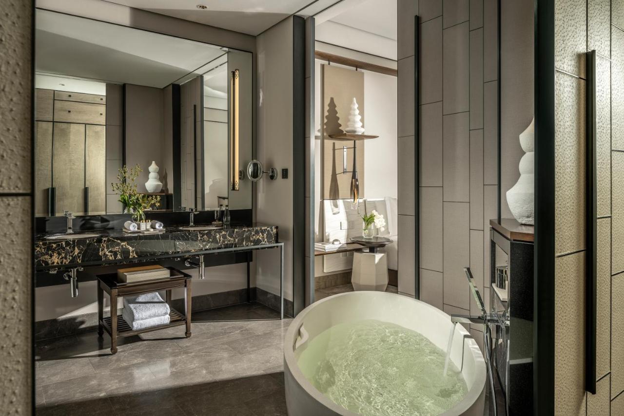 Deluxe Palm Court King Room