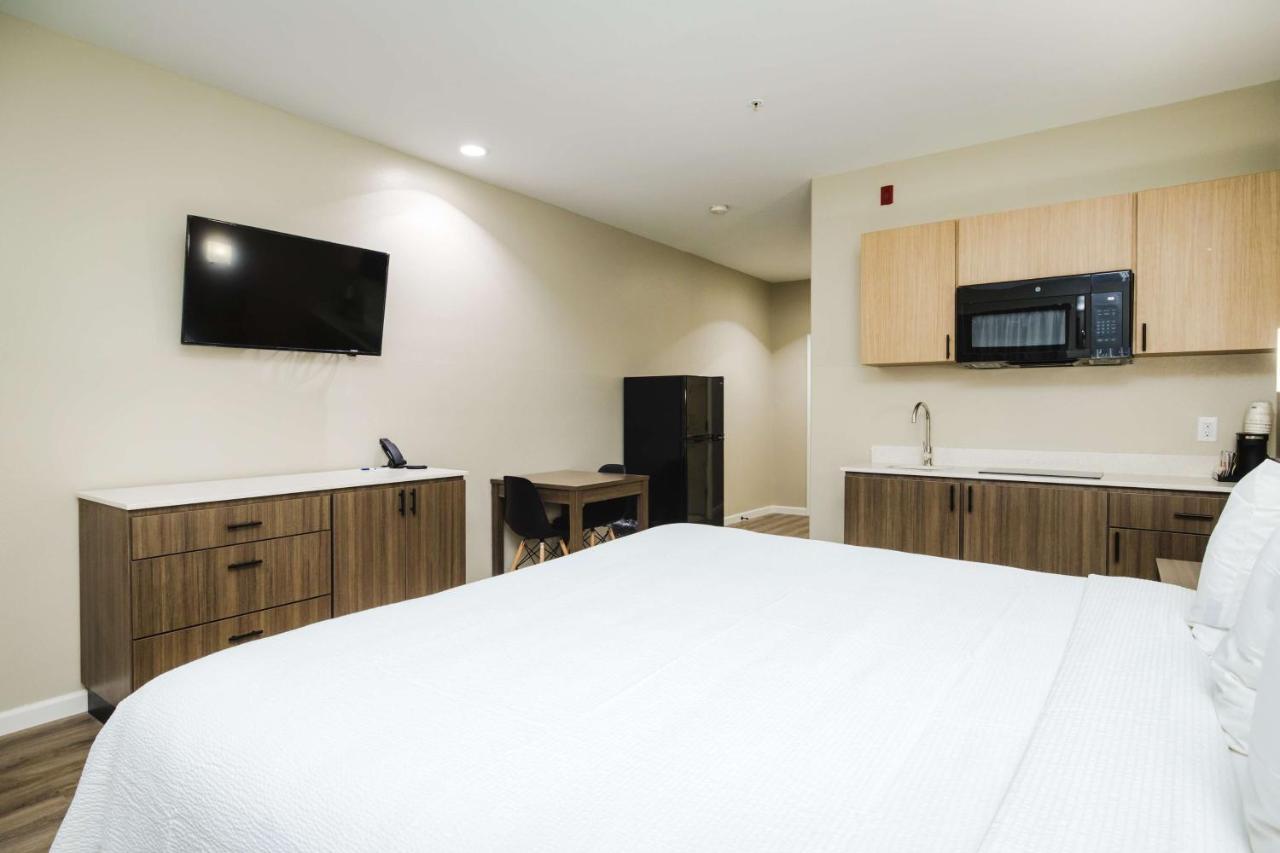 King Room with Kitchenette - Non-Smoking