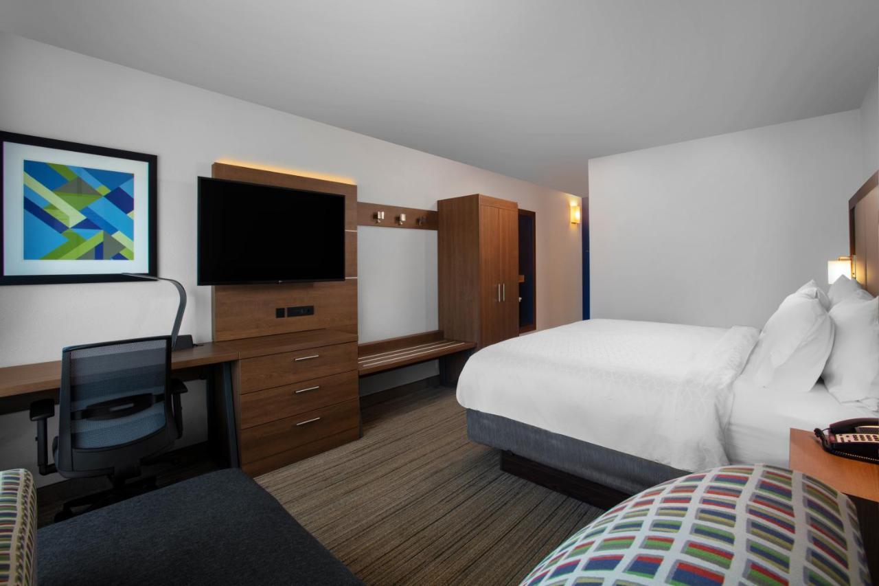 King Room - Hearing Accessible - Roll-in Shower