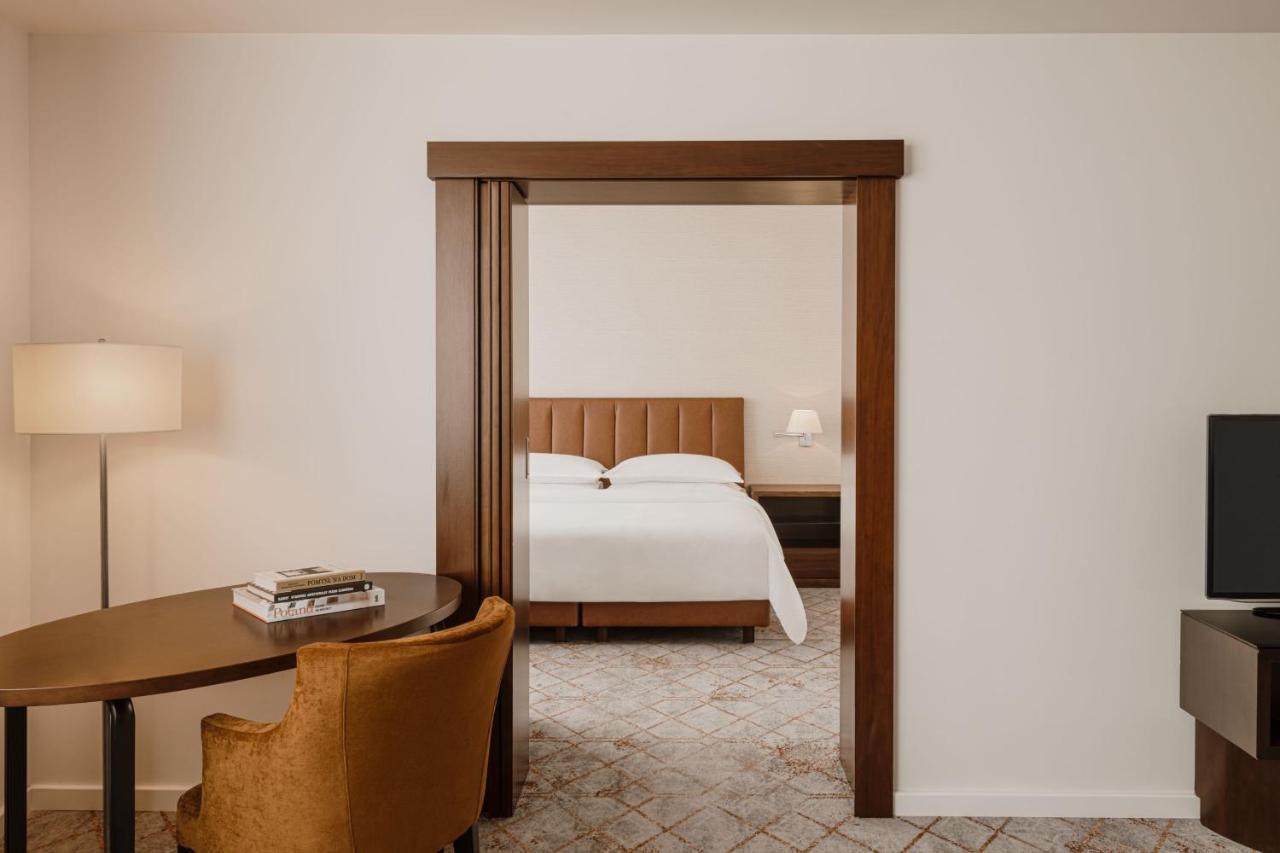 Deluxe Suite, Club lounge access, 1 Bedroom Suite, 1 King,1398027575:JPEG