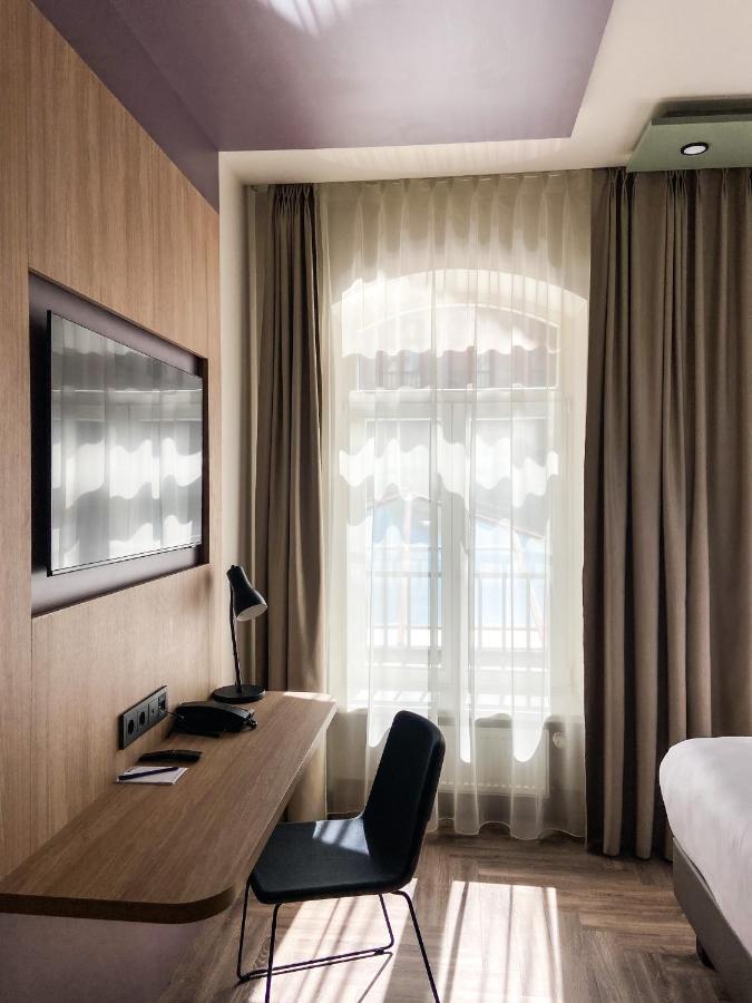 Zimmer mit Kingsize-Bett