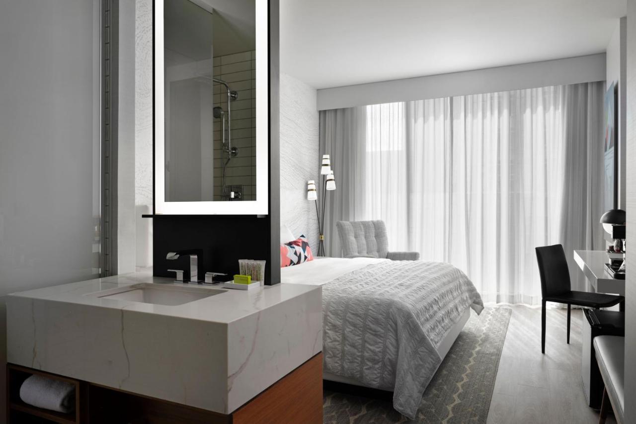 Zimmer mit Kingsize-Bett und Stadtblick