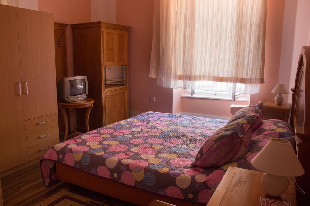 Doppel- oder Zweibettzimmer