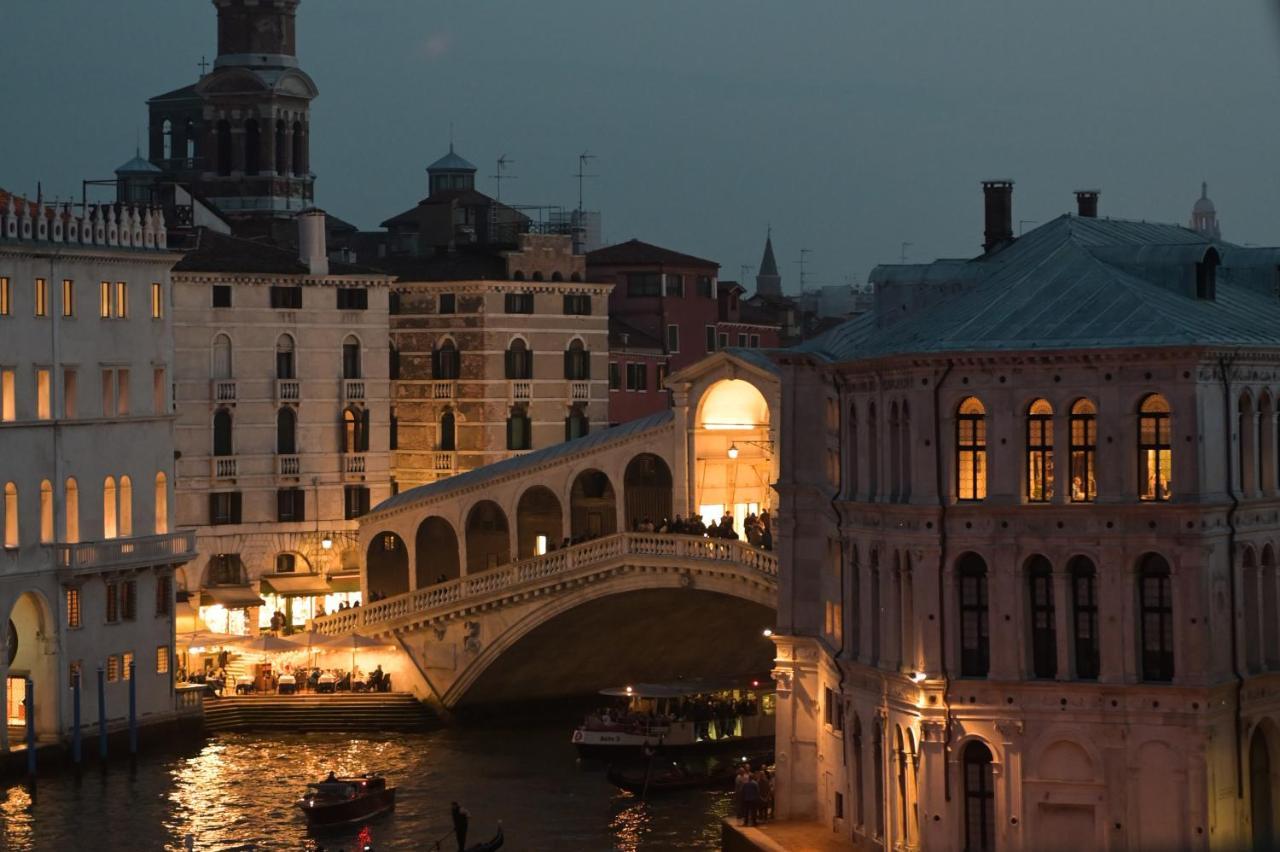 Kamer met Kingsize Bed en Terras - Uitzicht op het Canal Grande en de Rialtobrug