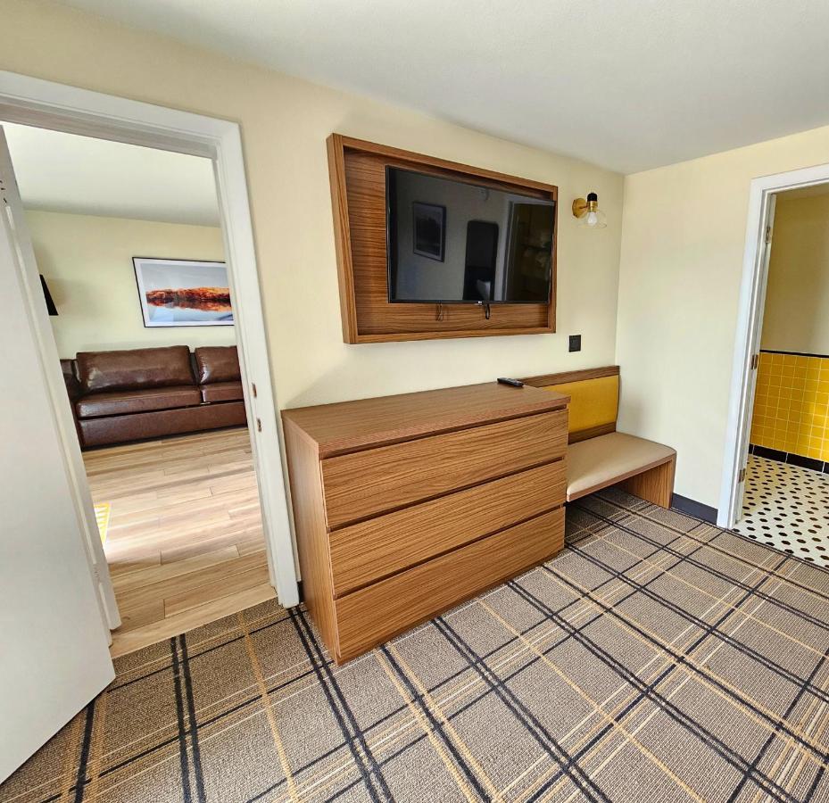 King Suite with Lake View
