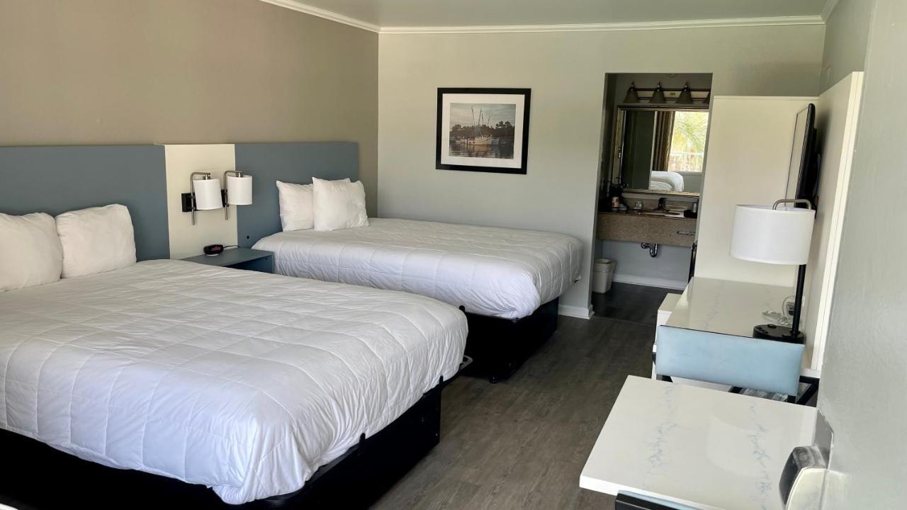 Queen Room with Two Queen Beds - Smoking
