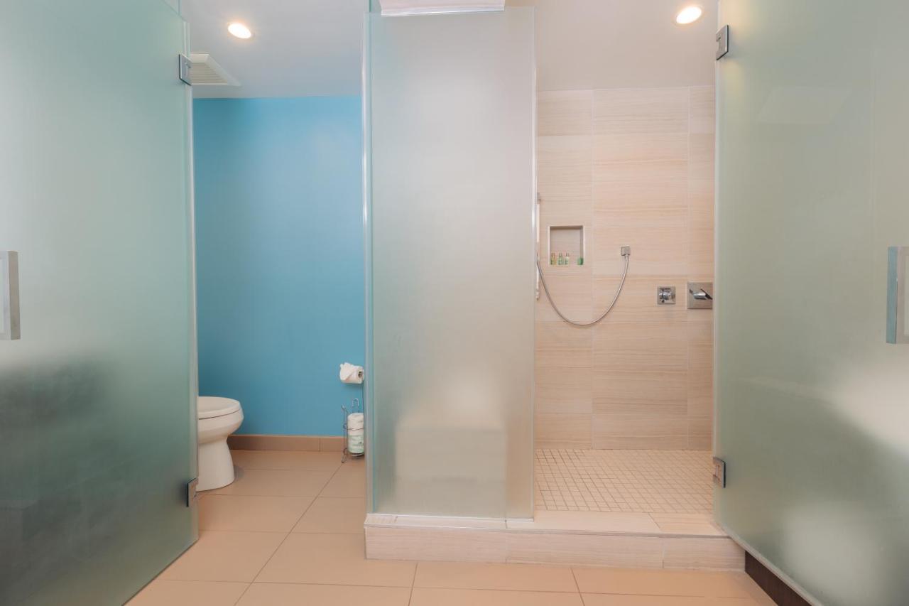 Queen Suite with Two Queen Beds and Soaking Tub - Non-Smoking