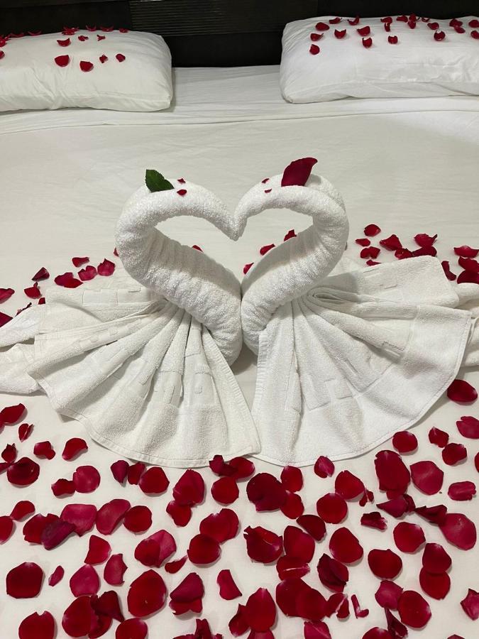 Studio (2 Adults),1415633244:JPEG