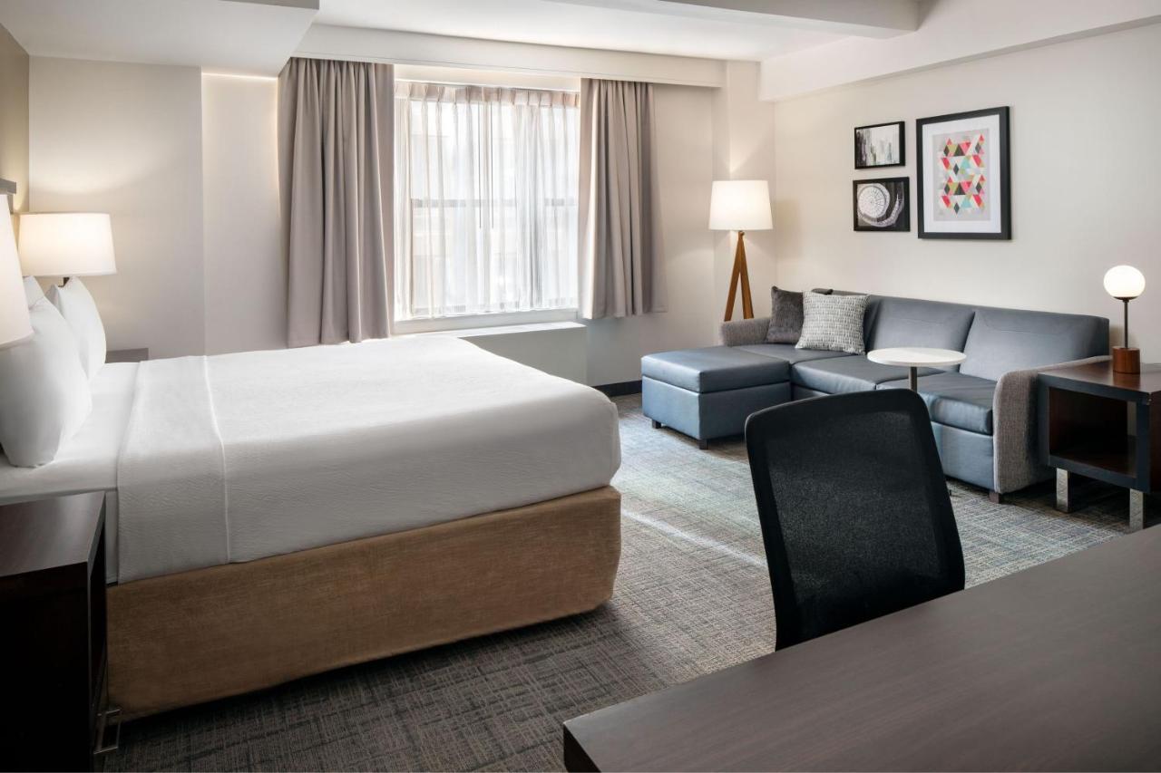 Estudio con cama extragrande y sofá cama