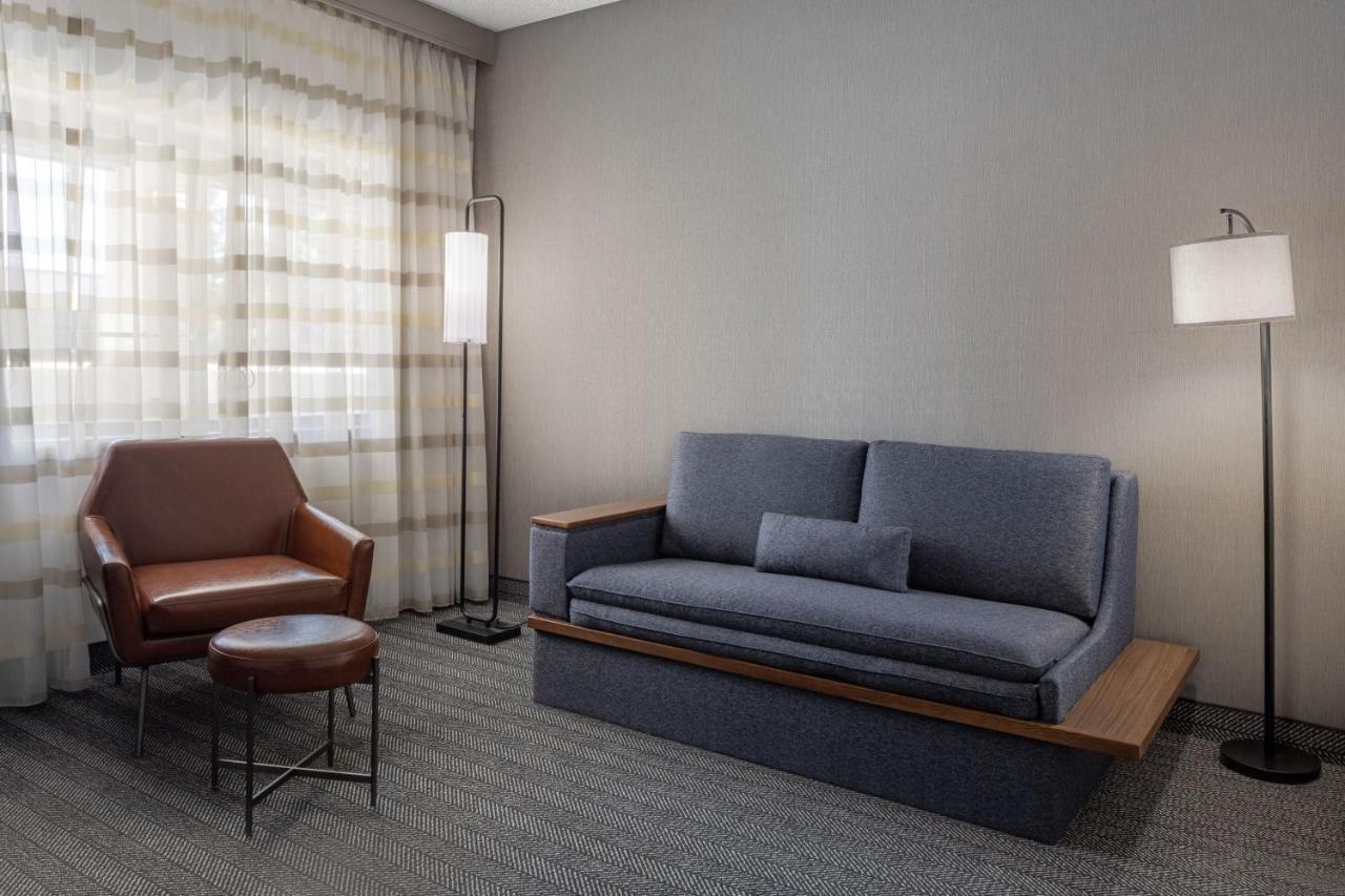 One-Bedroom Queen Suite with Bathtub and Sofa Bed - Mobility Access/Hearing Accessible