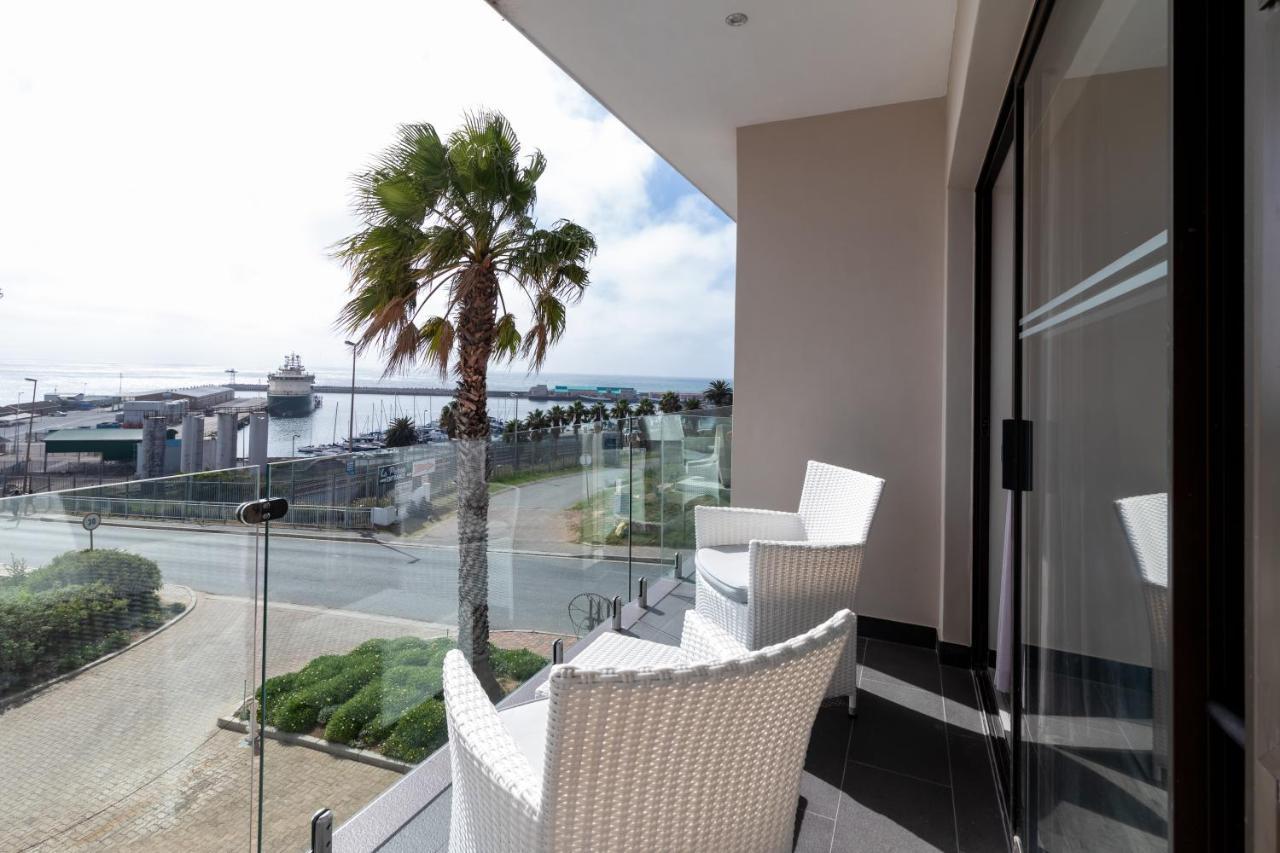 Größeres Zimmer mit 1 Kingsize-Bett, Hafenblick und Balkon