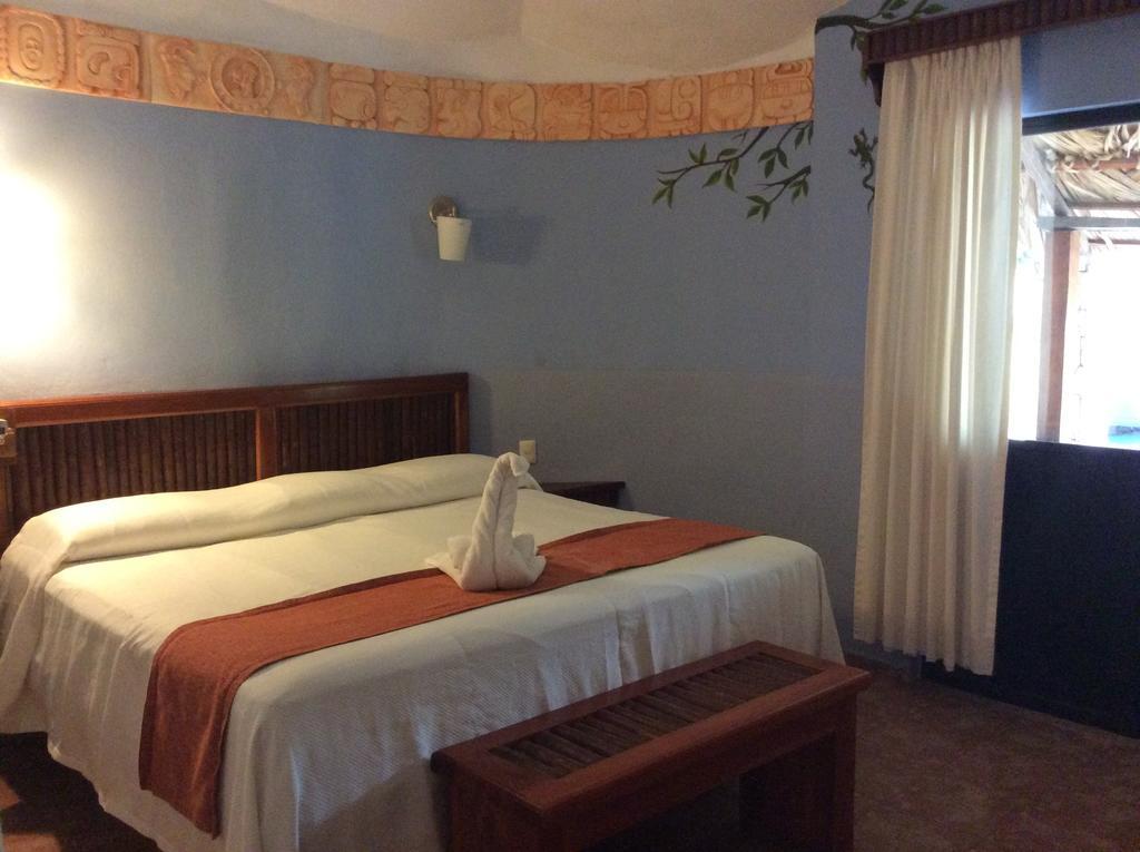 Habitación con cama extragrande.