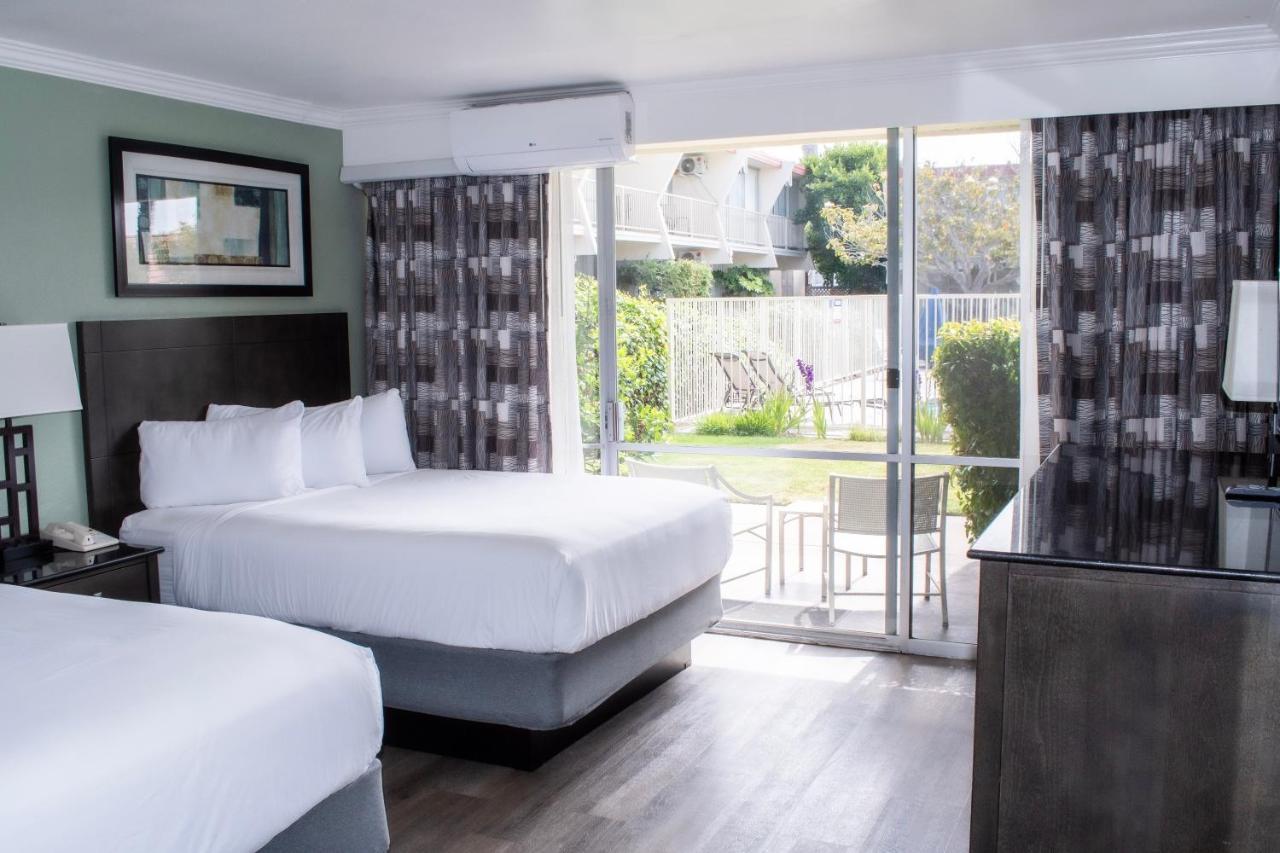 Queen Room with Two Queen Beds - Non-Smoking