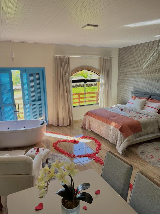 Quarto com Cama King-size e Banheira de Hidromassagem