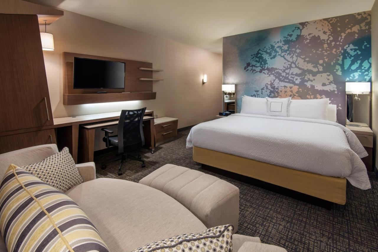 King Room with Roll-in Shower and Pool or City View - Mobility Accessible