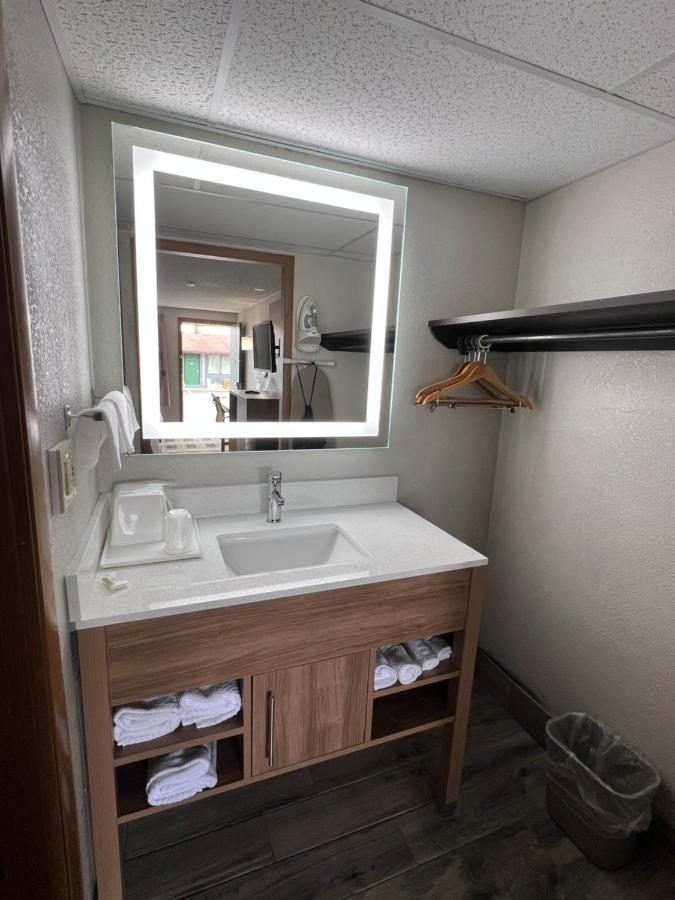 King Room with Mobility Access and Bathtub with Grab Bars, Non-Smoking