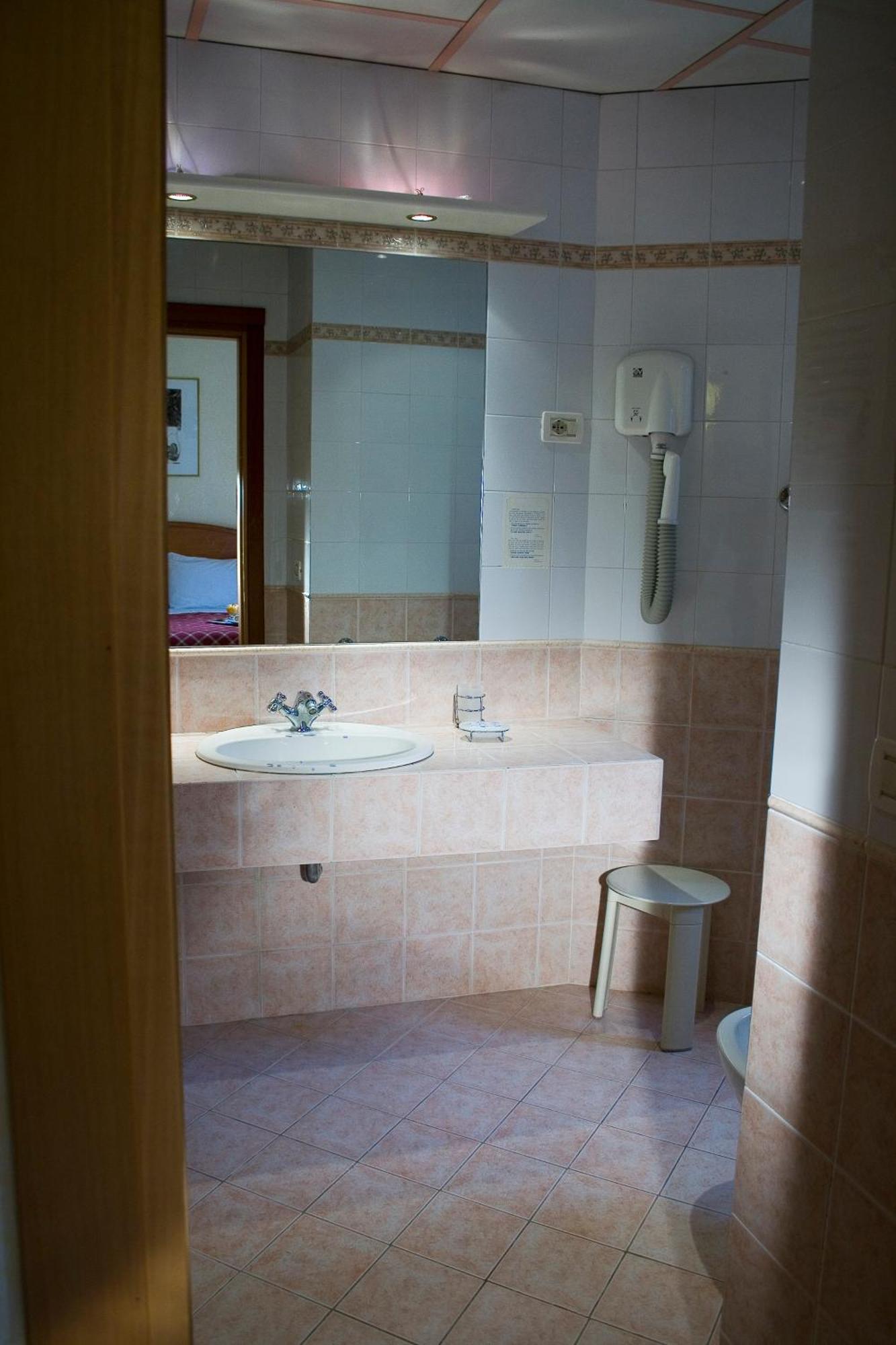 Single Room,1538851462:JPEG