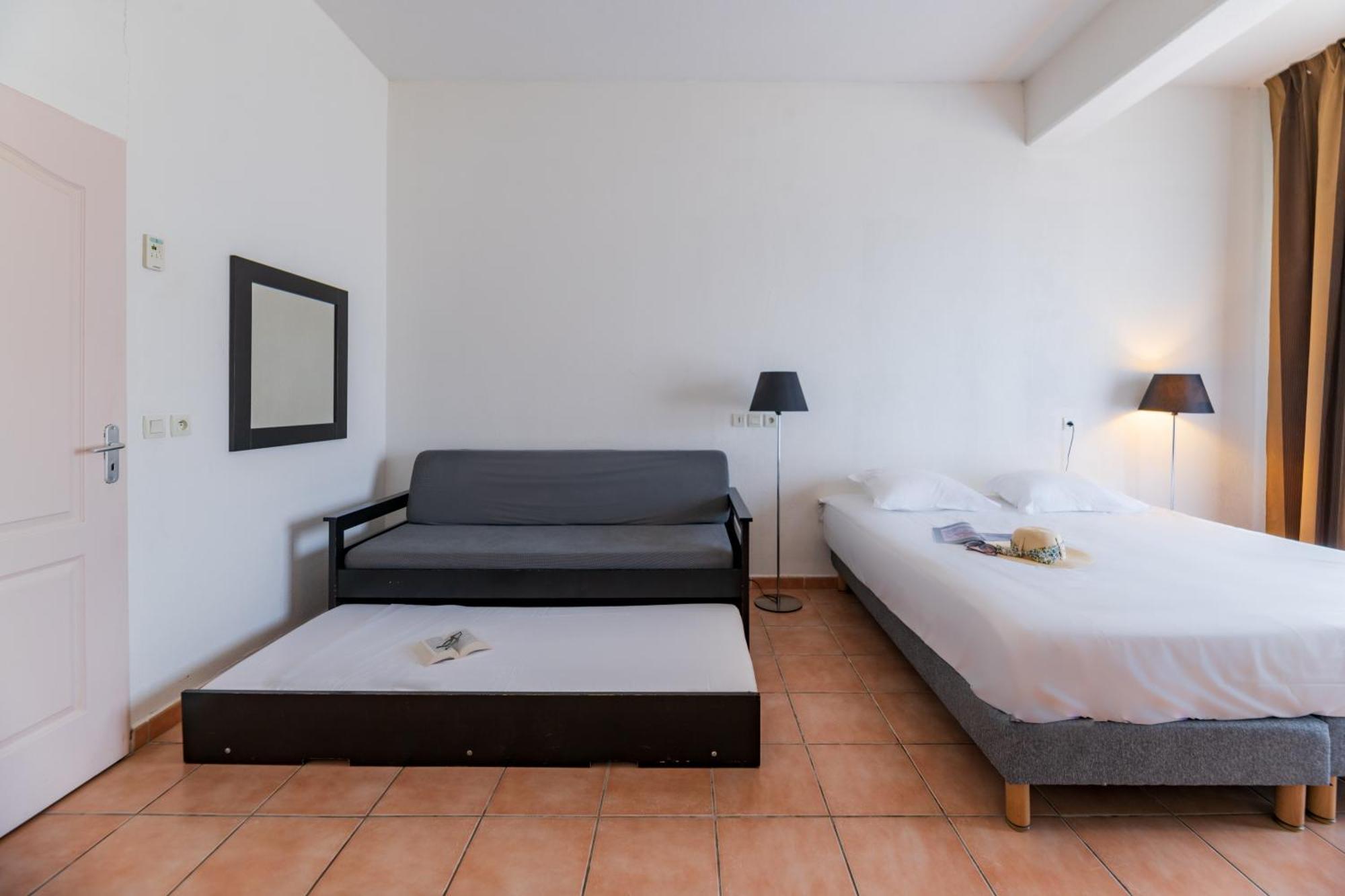 Superior Studio with kitchenette,1436774671:JPEG