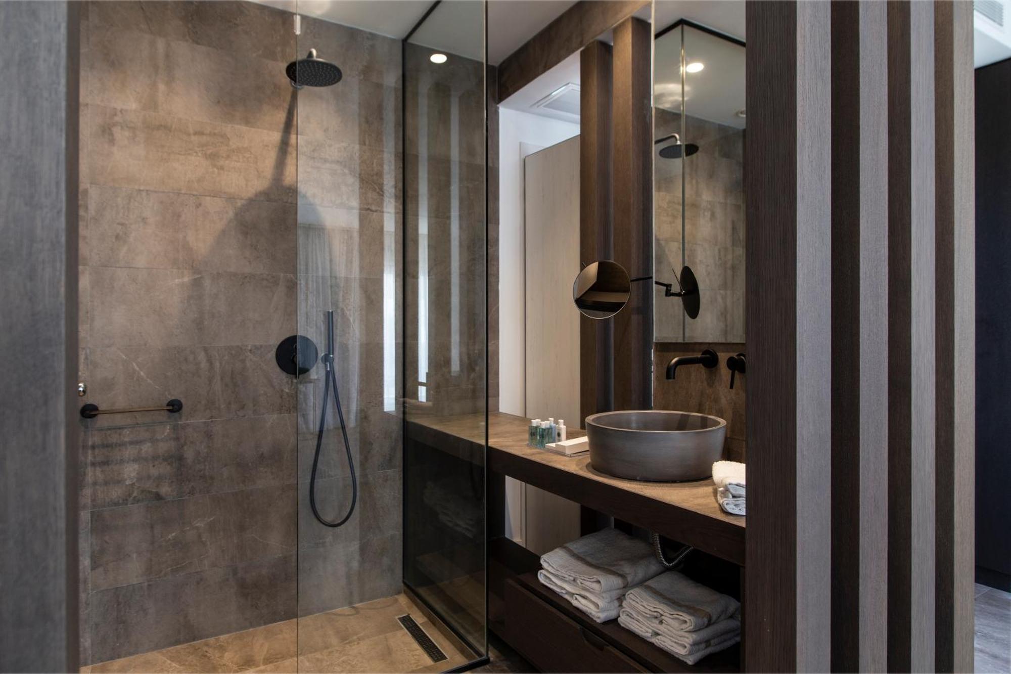 Deluxe Suite Sharing Pool