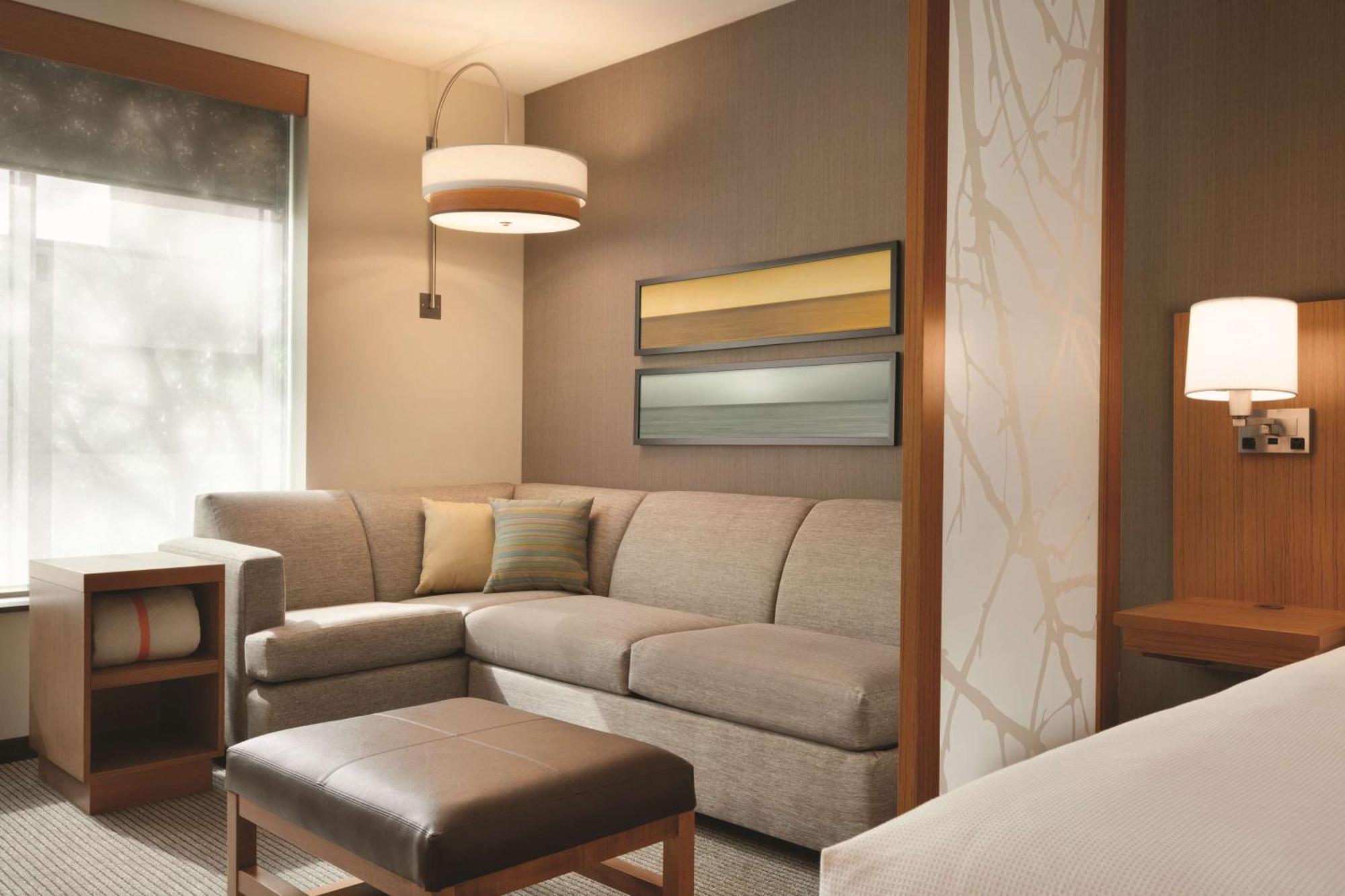 Quarto com Cama King-size e Sofá-cama