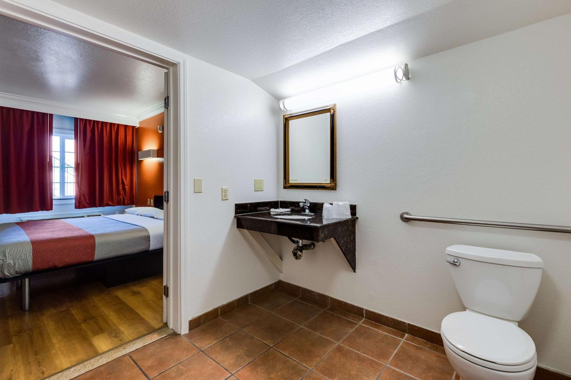 Deluxe Quadruple Room - Non-Smoking,1637714177:JPEG