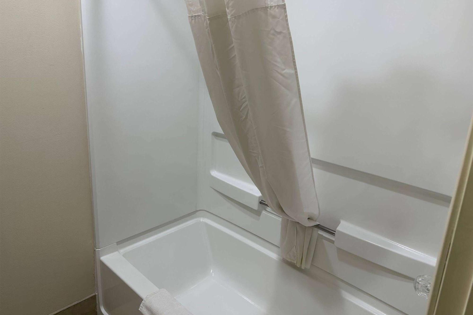 King Room with Mobility/Hearing Access and Bathtub with Grab Bars, Non-Smoking