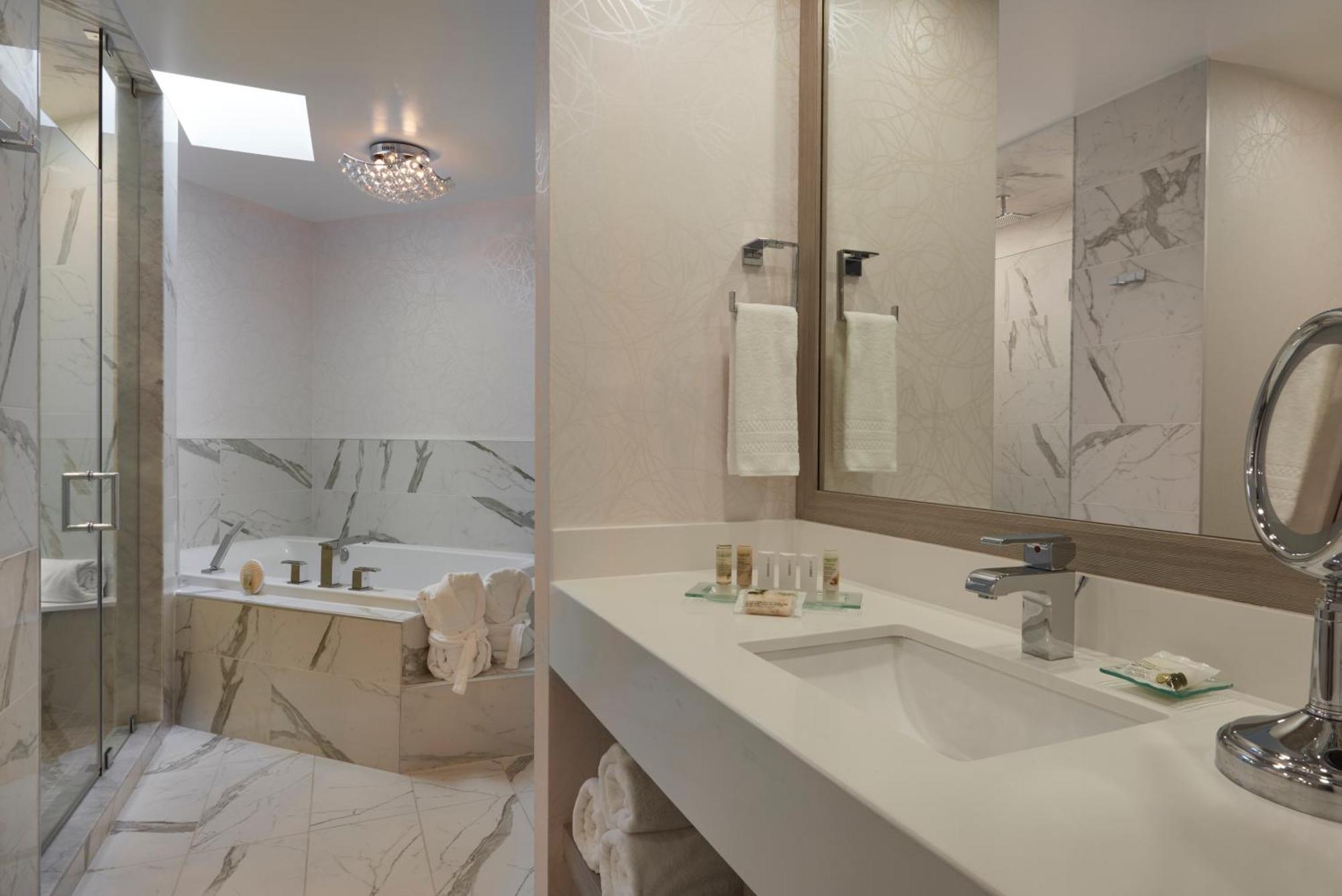 Luxury Deluxe Suite,1498820413:JPEG