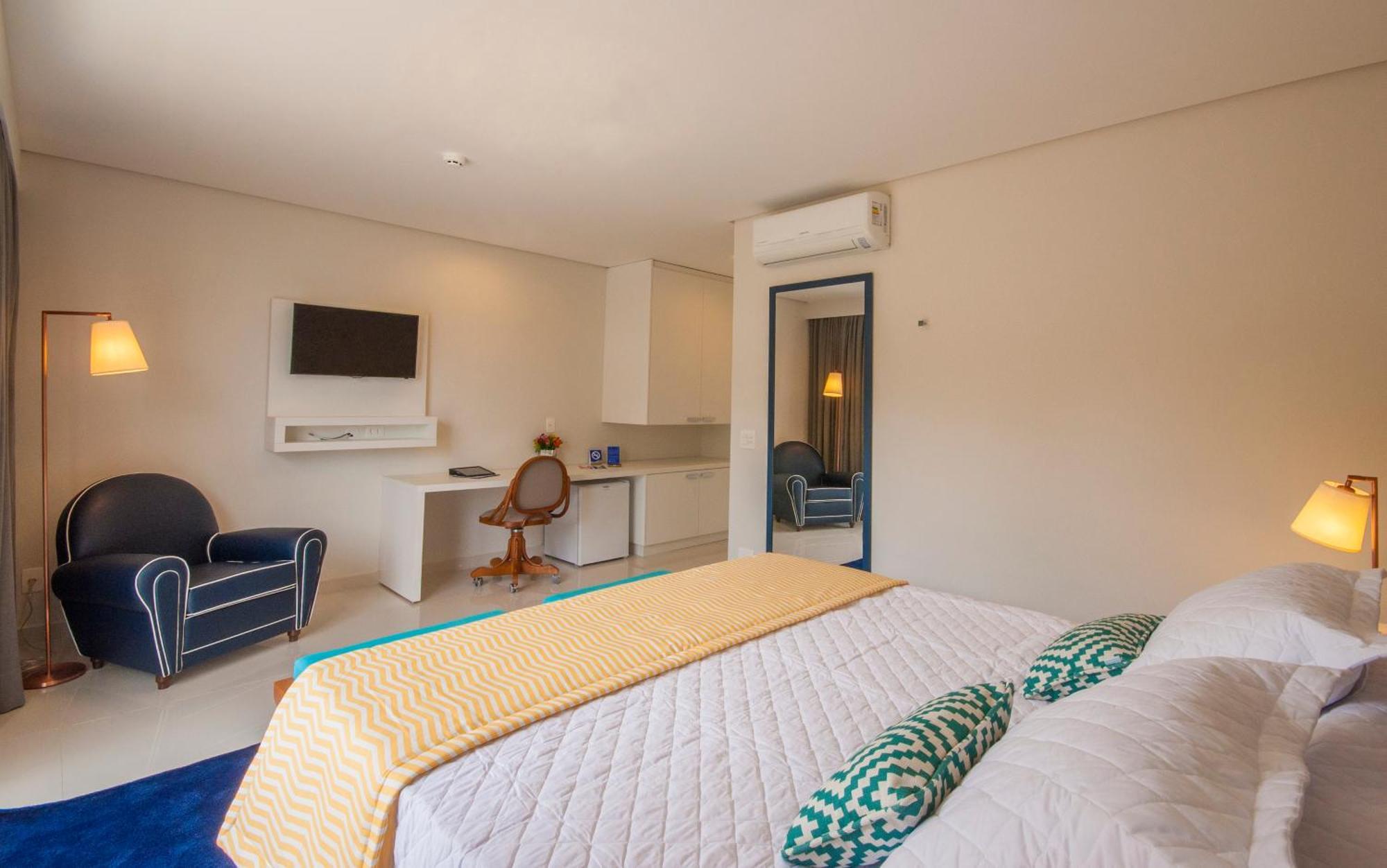 Quarto com Cama Queen-size e Vista da Piscina