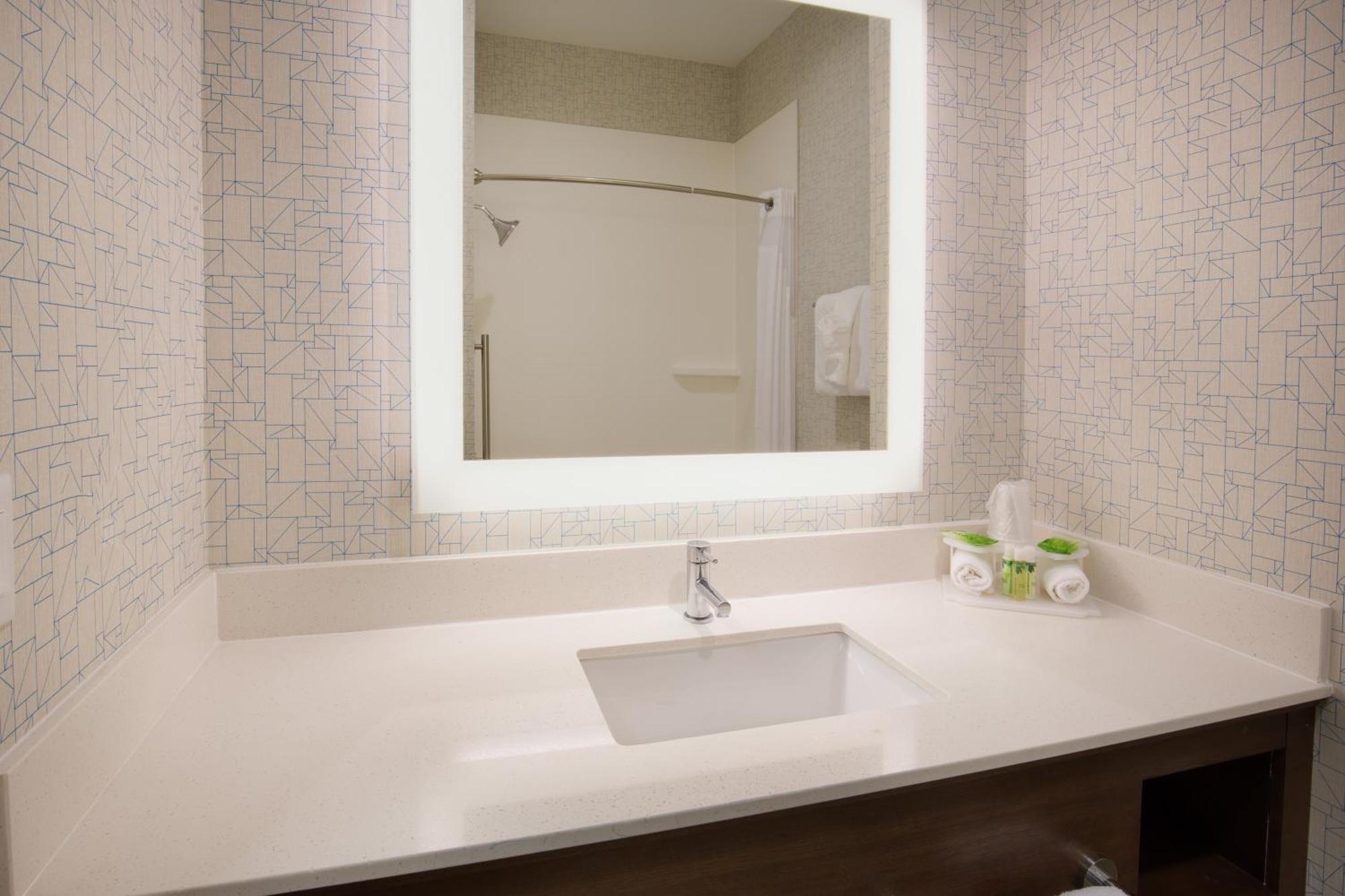 One-Bedroom Queen Suite