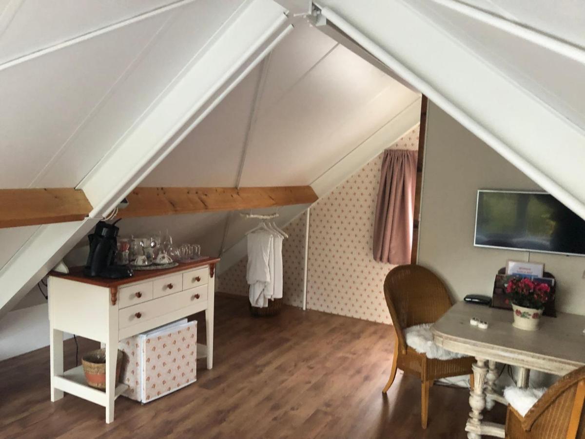Tweepersoonskamer met 2 Aparte Bedden en Eigen Badkamer