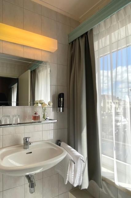 Tweepersoonskamer met 2 Aparte Bedden en Eigen Externe Badkamer