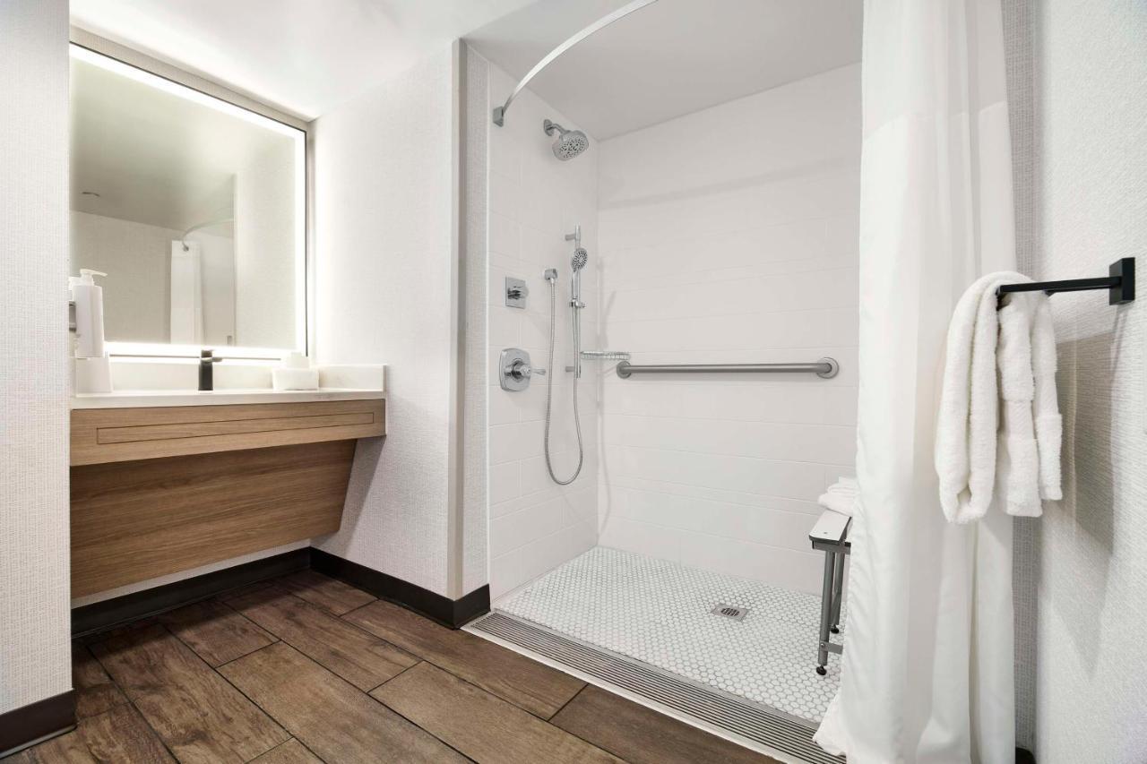 Quarto com Cama King-size e Banheiro Acessível para Hóspedes com Mobilidade Reduzida - Acessível para Hóspedes com Mobilidade Reduzida