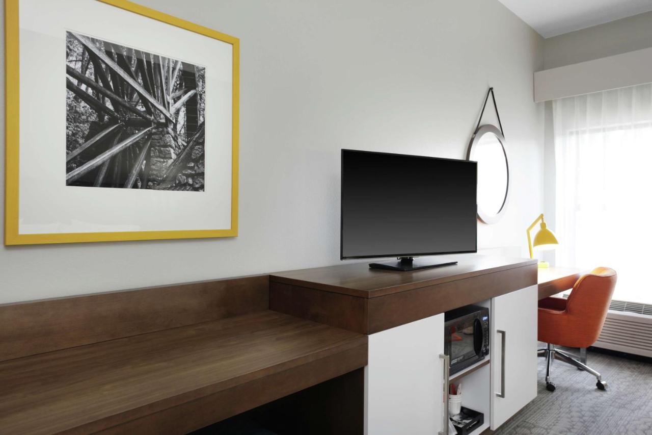King Study with Sofa Bed - Non-Smoking