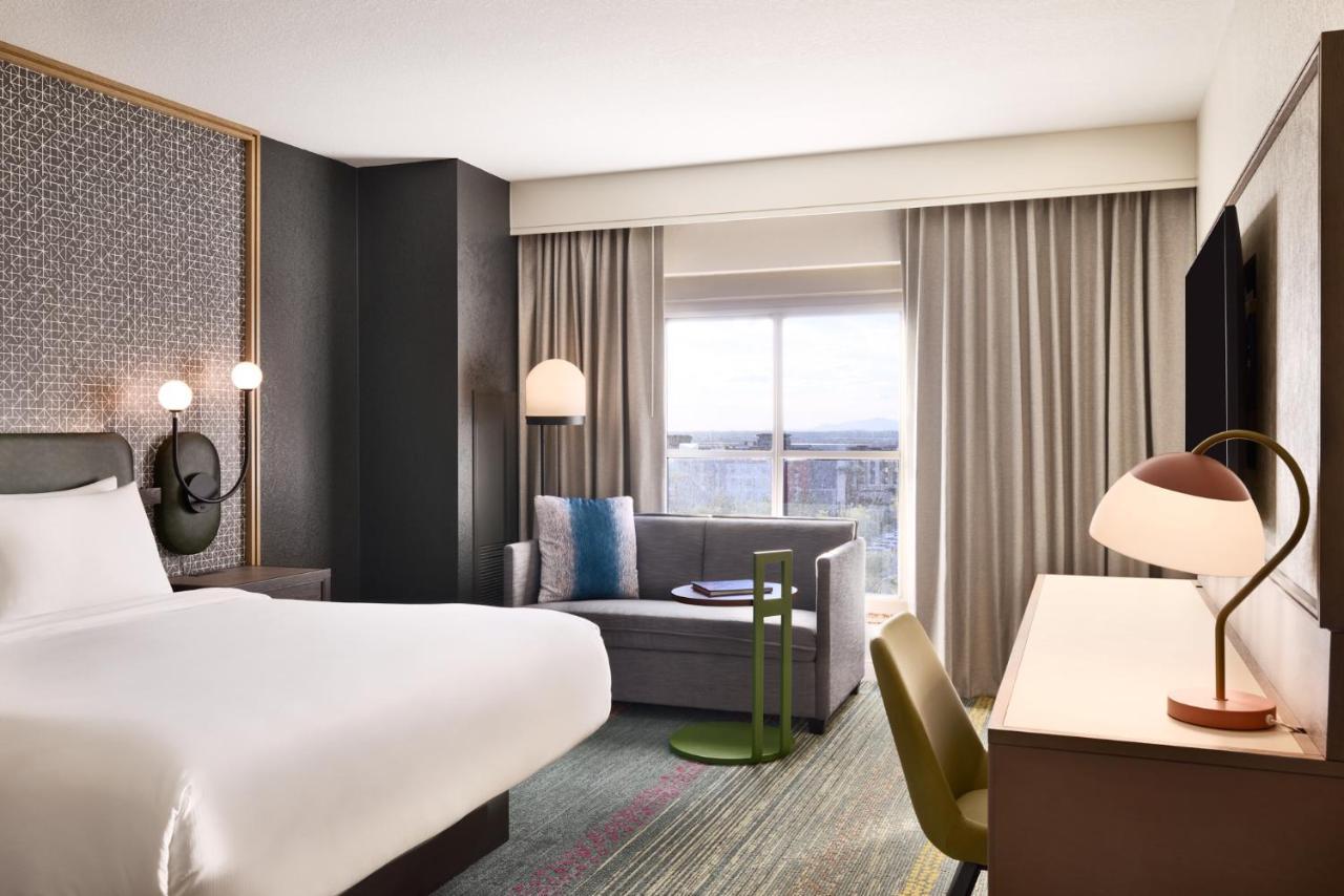 Guest Room with One King Bed,1499189887:JPEG