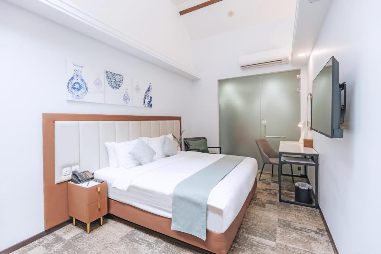 Deluxe King Skylight & Bathtub,1498772281:JPEG