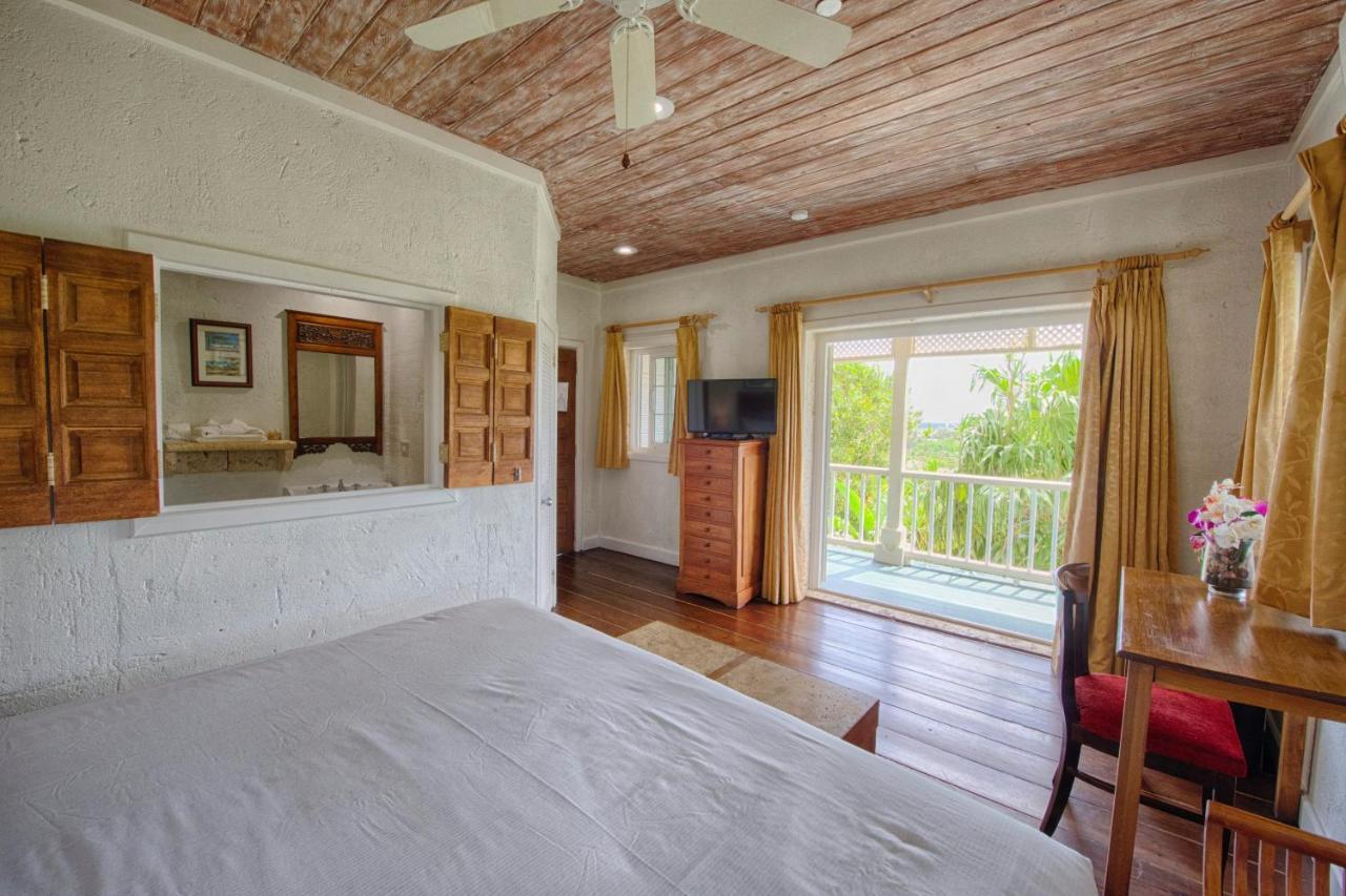 Habitación con cama extragrande y vistas al jardín